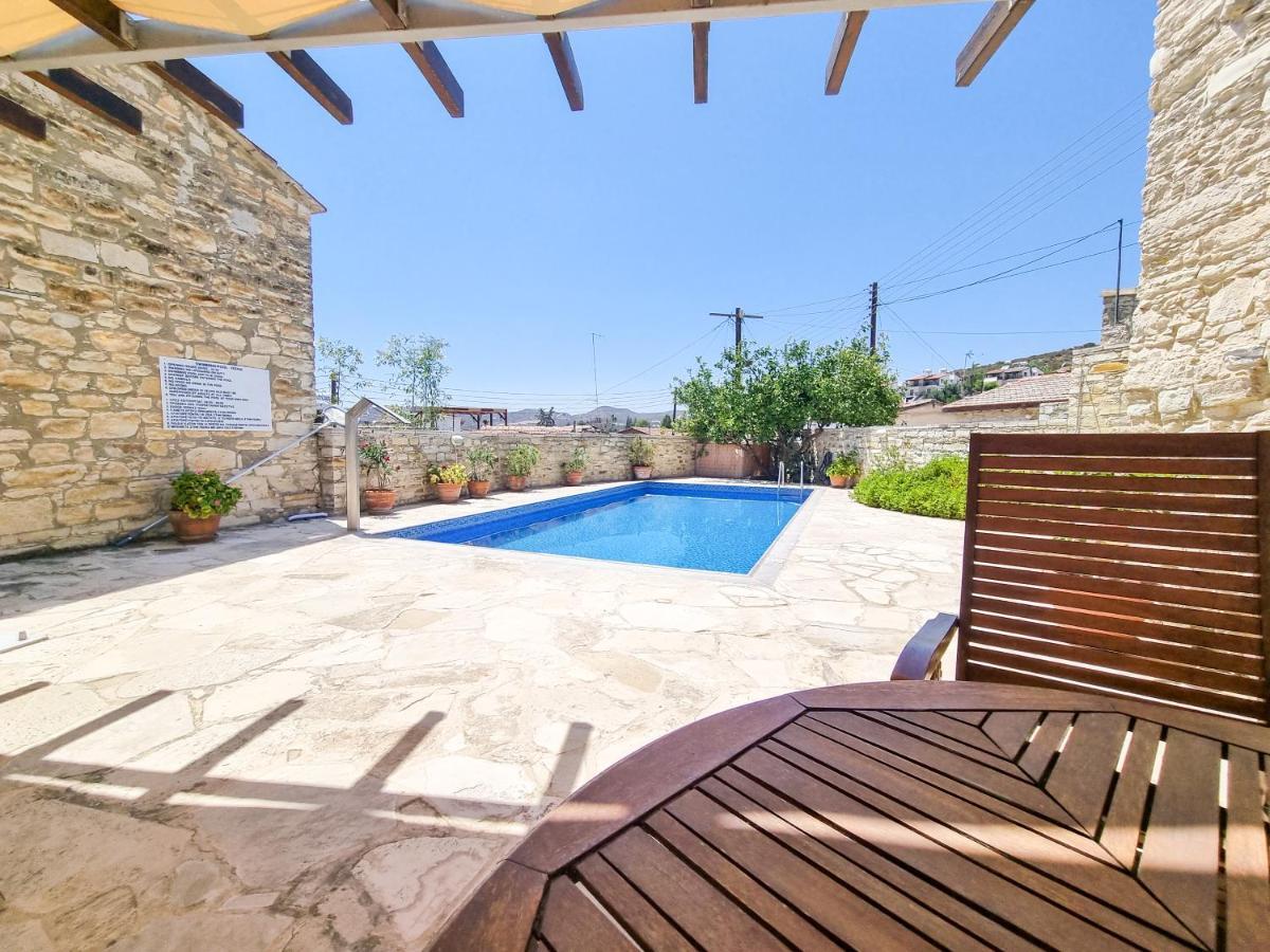 Poolside Escape In Village With Pool Facilities Appartement Skarinou